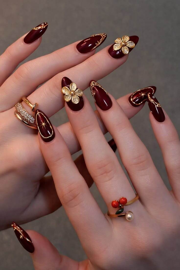 Unhas vermelhas com aplica&ccedil;&otilde;es douradas e flores 3D, nail art elegante e sofisticada para ocasi&otilde;es especiais