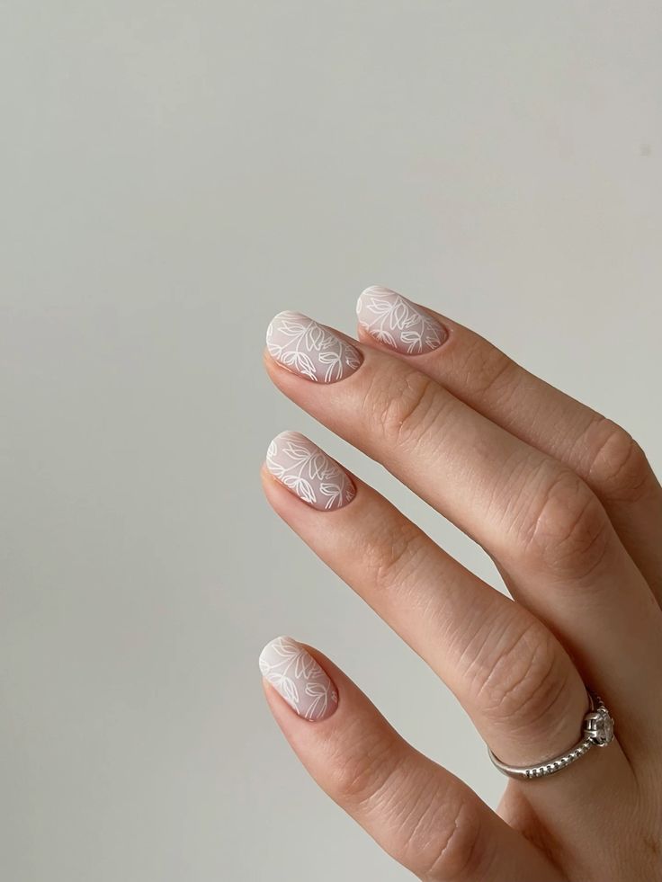 Unhas com carimbo floral linha fina nude fosco
