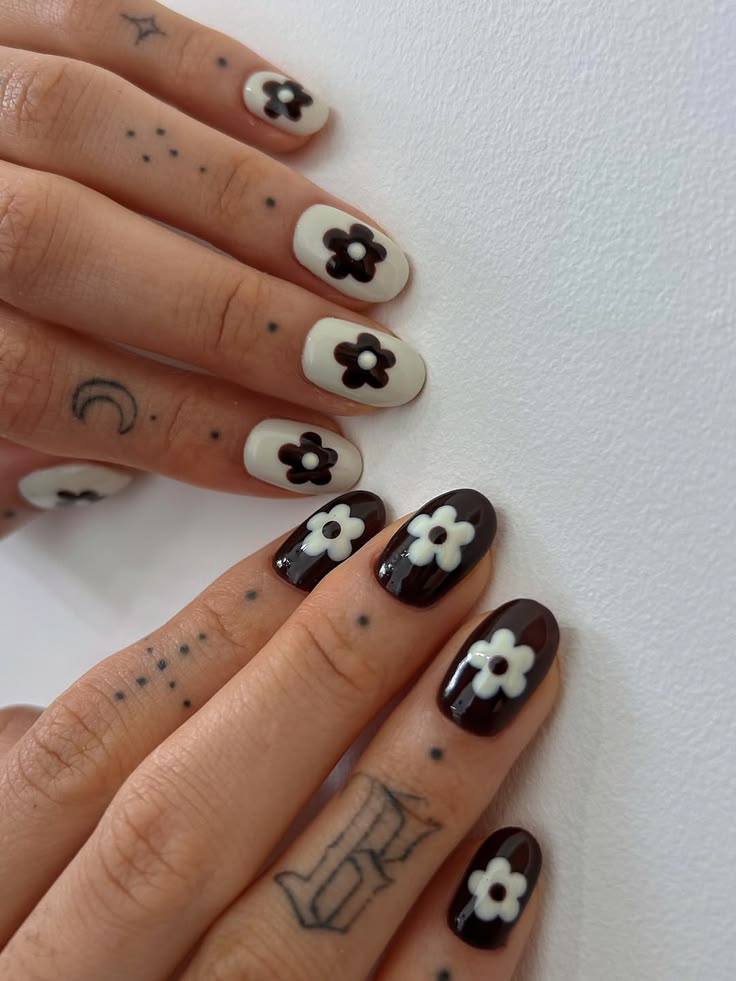 Unhas com carimbo flor retr&ocirc; bicolor marrom e branco