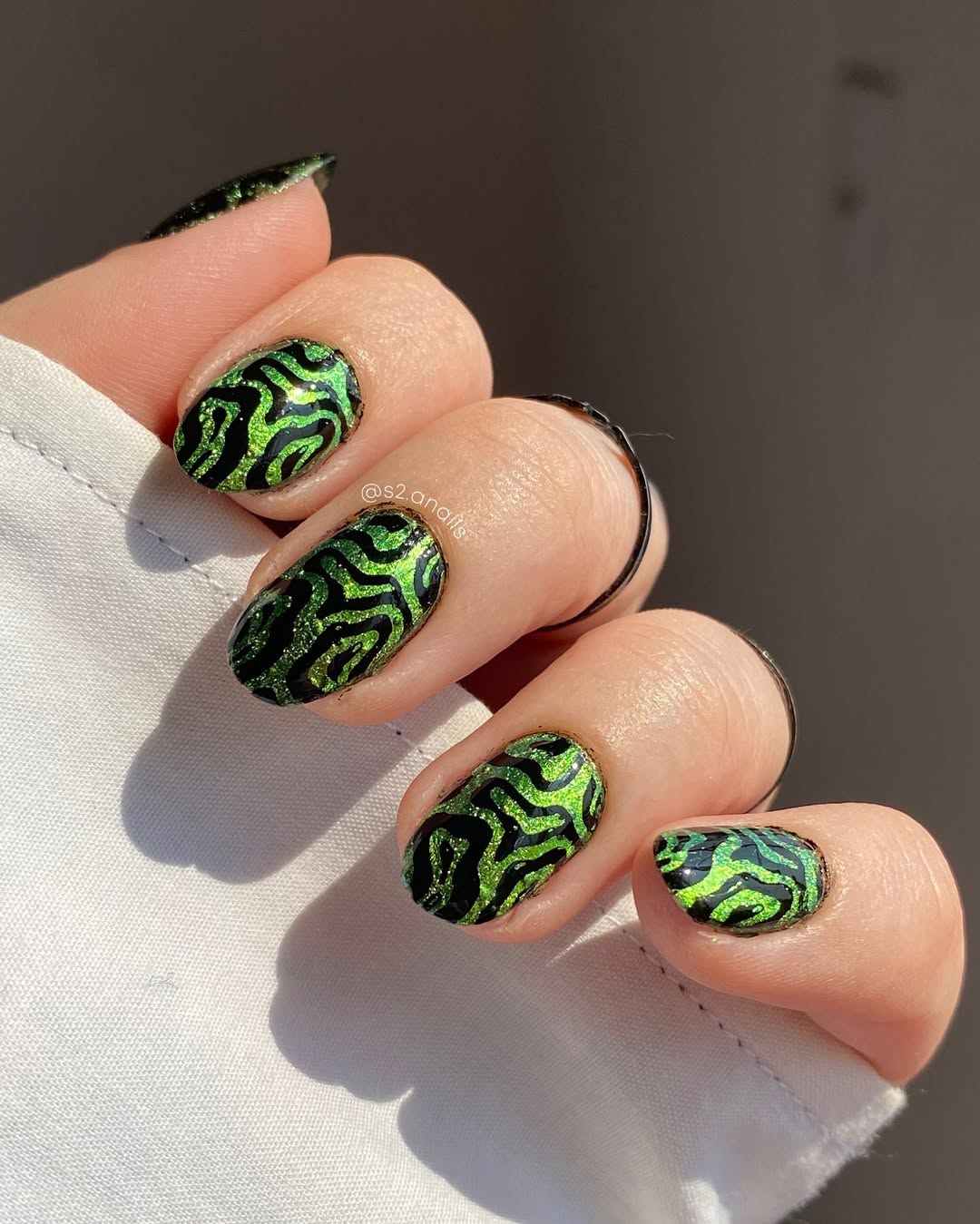 Unhas com carimbo linhas org&acirc;nicas verde neon metalizado preto