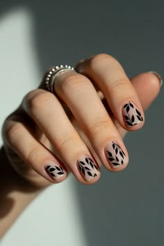 Unhas com carimbo raminhos folhas preto base nude matte