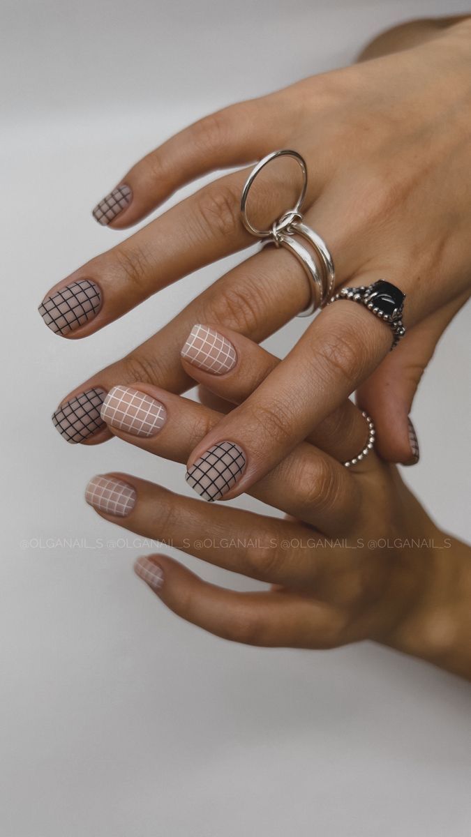 Unhas com carimbo xadrez grid preto e branco nude