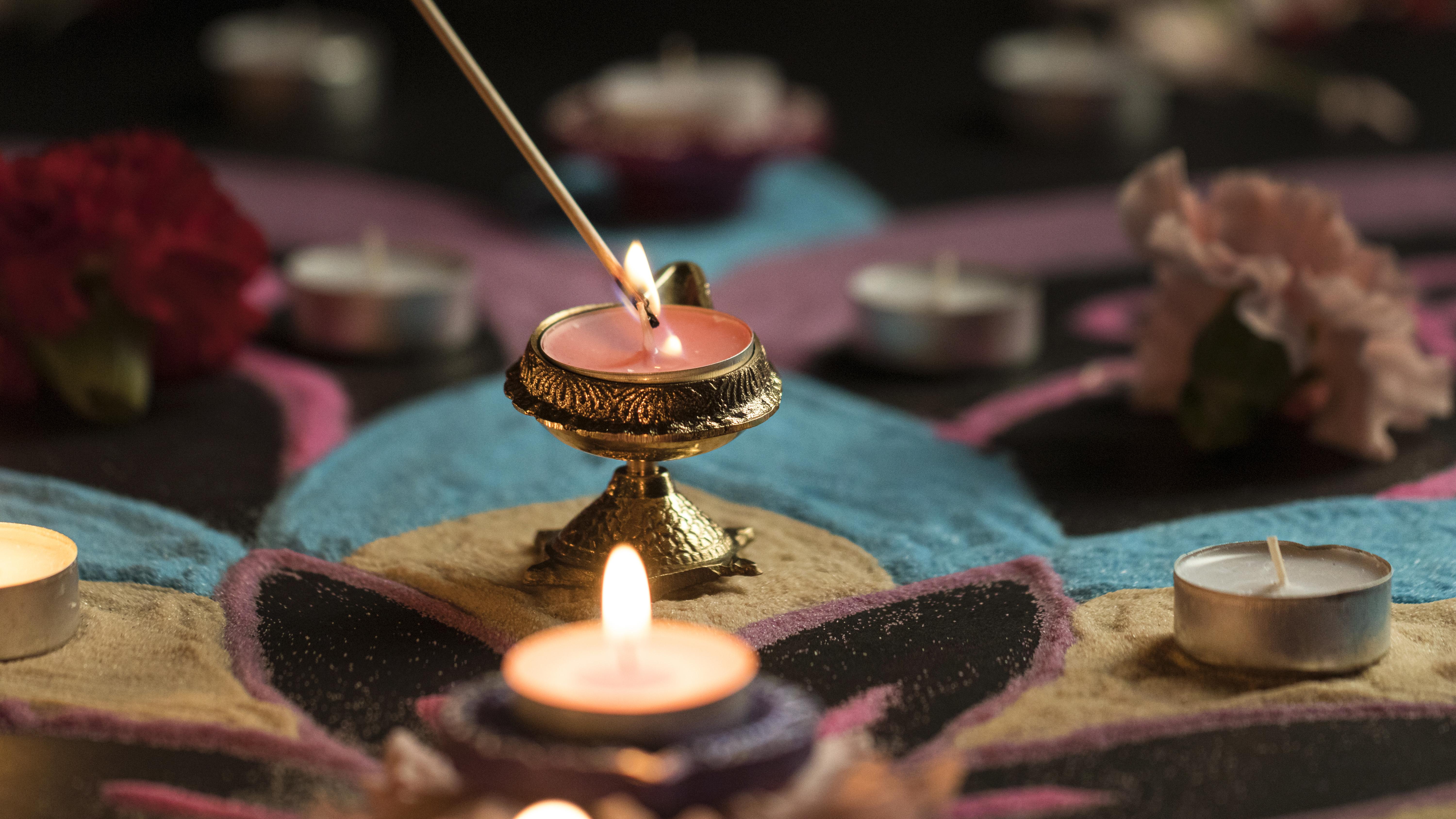 Foto de uma vela sendo acesa