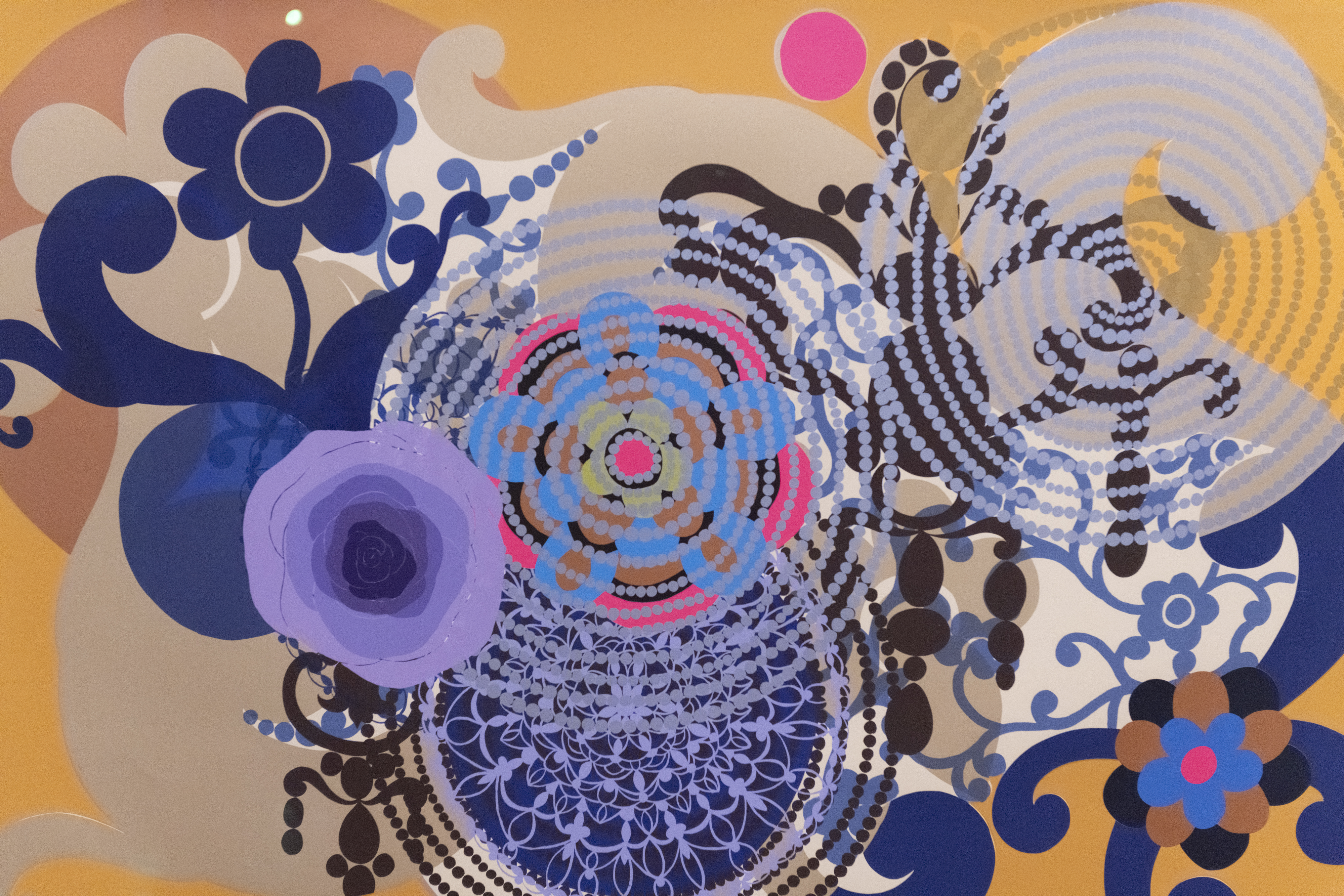 Pintura abstrata com formas org&acirc;nicas e florais em tons de azul, roxo, rosa, marrom e bege sobre fundo amarelo. Destaques para uma flor azul escura, uma rosa roxa e uma flor central com c&iacute;rculos conc&ecirc;ntricos coloridos, al&eacute;m de padr&otilde;es de pontos e arabescos que se entrela&ccedil;am