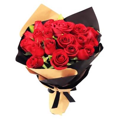 Um buqu&ecirc; de rosas vermelhas vibrantes, com cerca de vinte flores, envolto em papel kraft marrom e papel preto, amarrado com uma fita preta em la&ccedil;o, sobre fundo branco