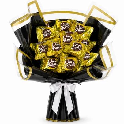 Buqu&ecirc; de bombons Ouro Branco, embrulhados em papel dourado, dispostos em um arranjo com papel celofane preto e detalhes dourados, amarrado com um la&ccedil;o branco na base