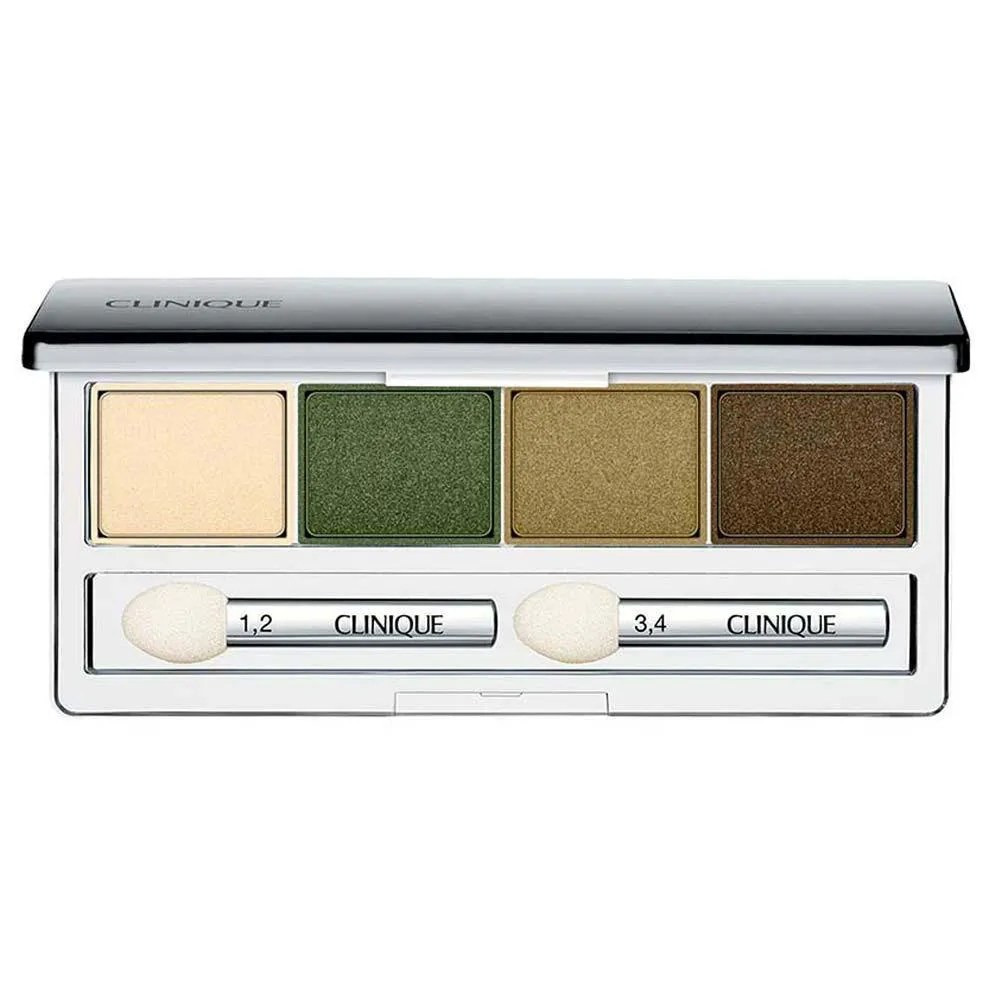 Paleta de sombras Clinique com quatro cores: bege claro, verde musgo, dourado-oliva e marrom escuro. Inclui dois aplicadores de esponja com cabos prateados, um para as cores 1 e 2, outro para 3 e 4. A embalagem &eacute; branca com tampa preta brilhante