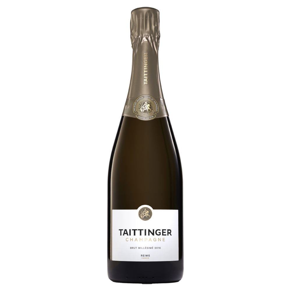 Garrafa de champanhe Taittinger Brut Mill&eacute;sim&eacute; 2016, com r&oacute;tulo branco e dourado, e gargalo coberto por folha met&aacute;lica dourada, sobre fundo branco