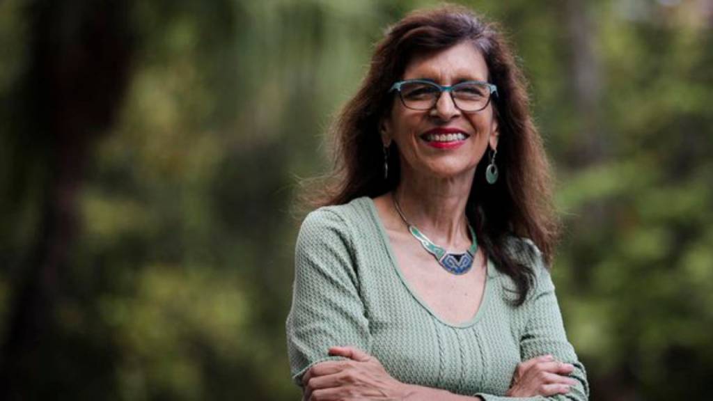 Atacada por usar minissaia e ir a bloquinho, cientista premiada pela ONU avisa: “Vou fazer o que eu quiser”
