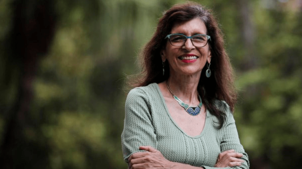 Atacada por usar minissaia e ir a bloquinho, cientista premiada pela ONU avisa: “Vou fazer o que eu quiser”