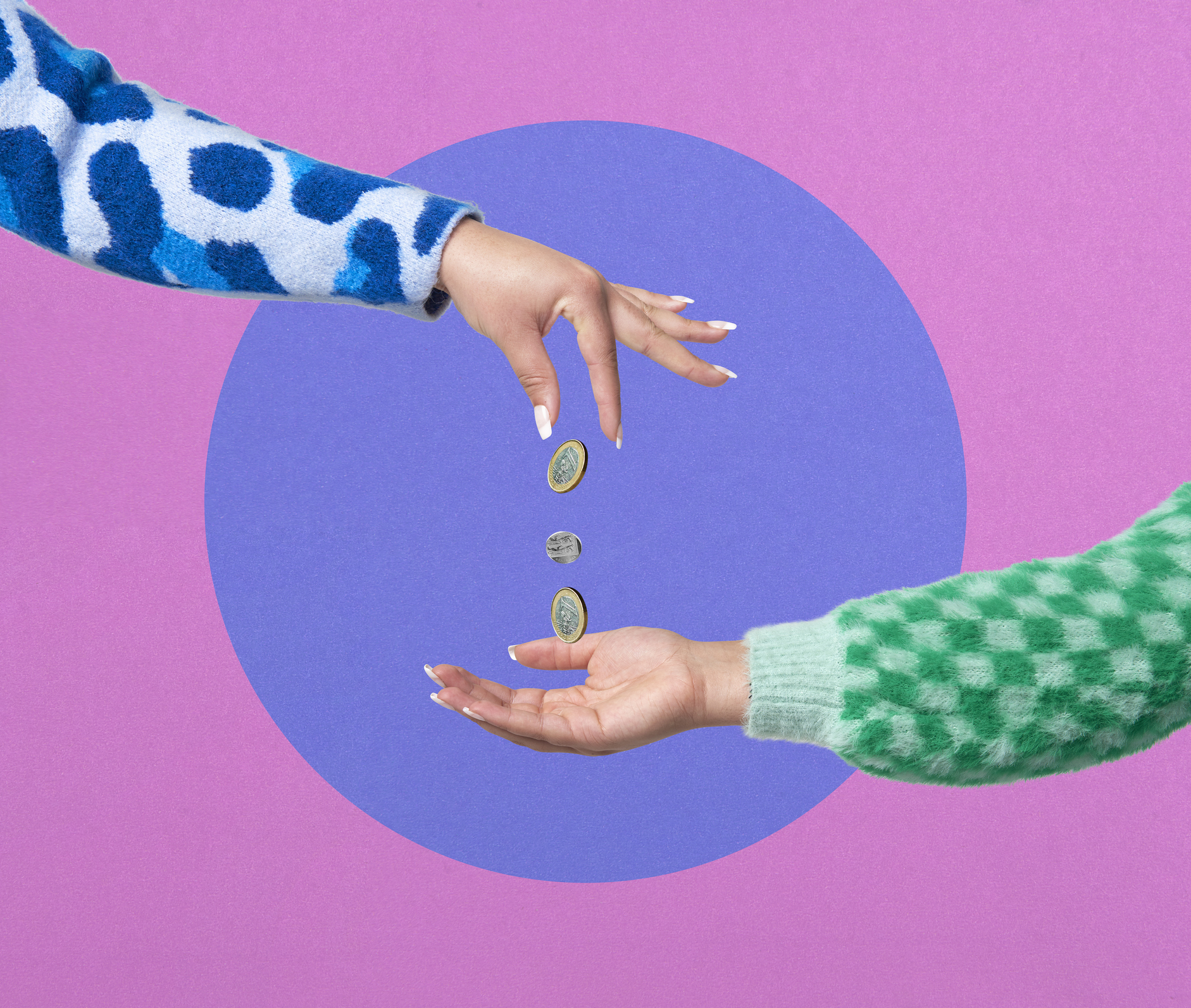 Duas mãos, uma de cada lado, sobre um círculo roxo central em fundo rosa. A mão superior, de manga azul com manchas claras, solta três moedas que caem em direção à palma aberta da mão inferior, de manga verde quadriculada