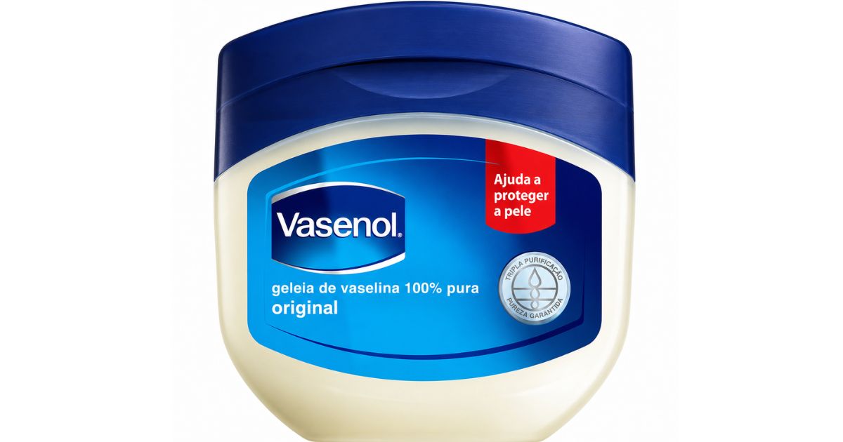 Pote de vaselina Vasenol original, com tampa azul escura e r&oacute;tulo azul claro, branco e vermelho. O r&oacute;tulo informa geleia de vaselina 100% pura original e Ajuda a proteger a pele, com um selo de Tripla Purifica&ccedil;&atilde;o Pureza Garantida