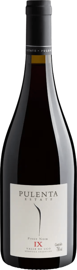 Garrafa de vinho tinto Pulenta Estate Pinot Noir IX, 750ml, com r&oacute;tulo branco e detalhes em preto e vermelho, sobre fundo escuro