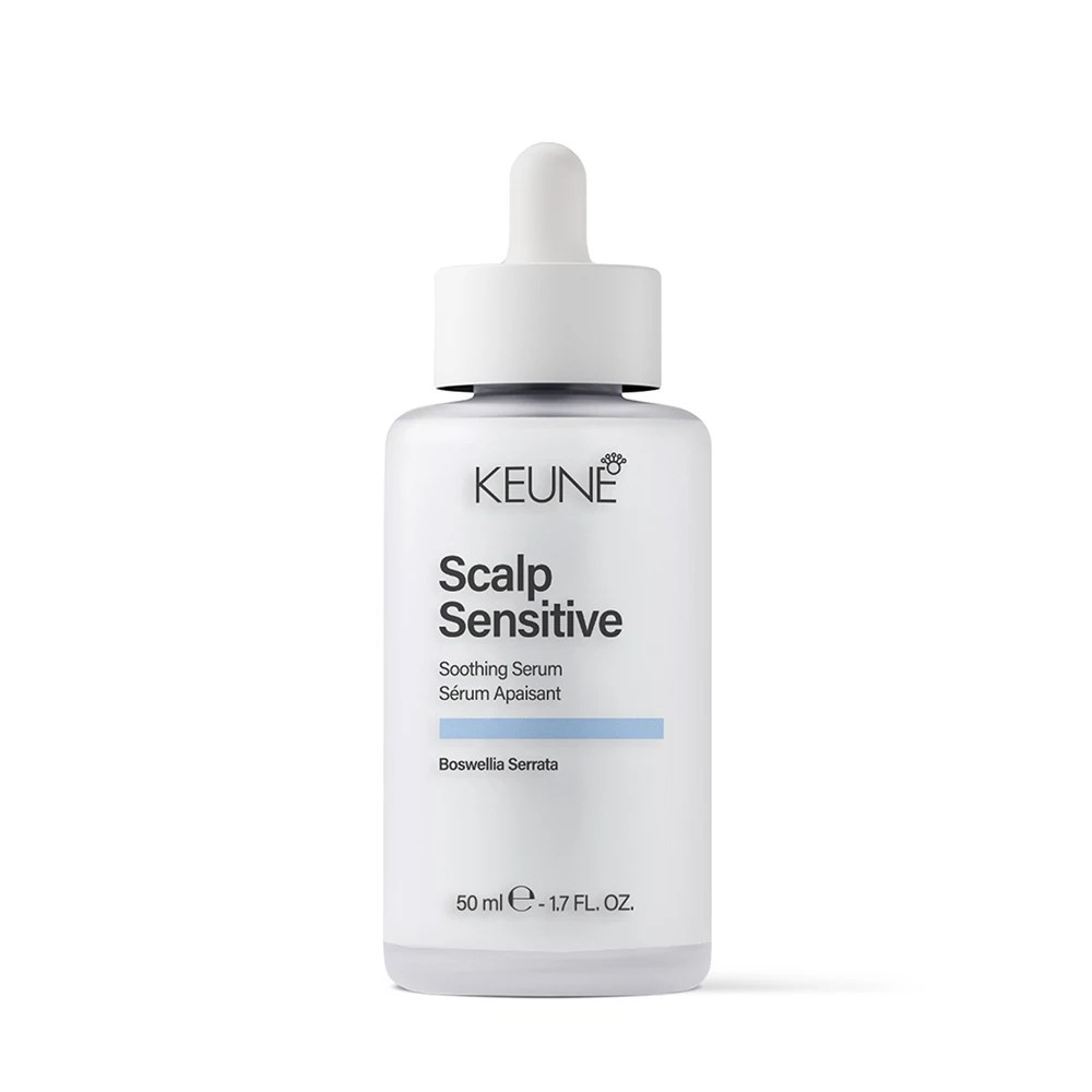 Frasco branco de Keune Scalp Sensitive Soothing Serum com conta-gotas, contendo 50 ml e Boswellia Serrata, em fundo branco