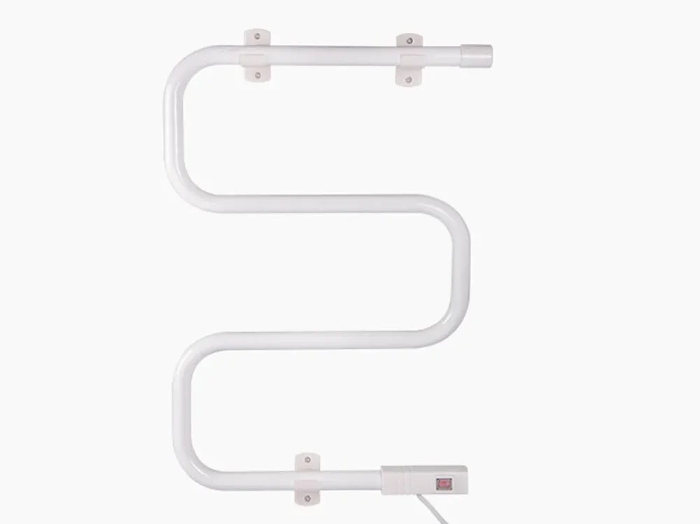 Toalheiro el&eacute;trico branco em formato de S com quatro barras horizontais, fixado &agrave; parede por suportes brancos, e um interruptor vermelho na parte inferior direita