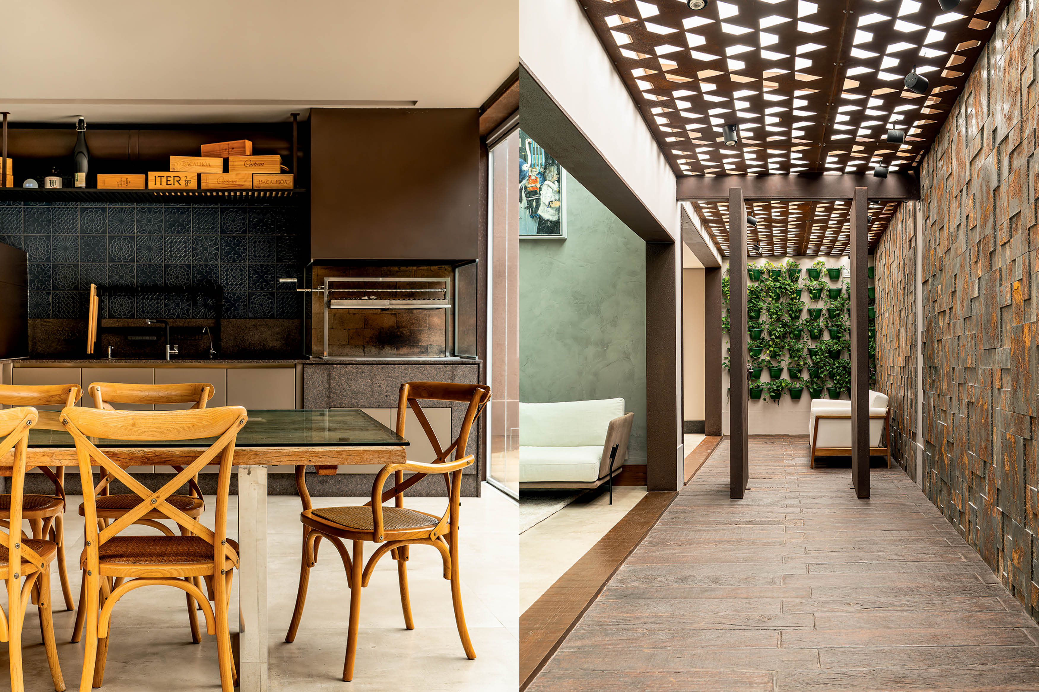 Ambiente interno e externo de uma casa. &Agrave; esquerda, uma &aacute;rea gourmet com churrasqueira, bancada escura, arm&aacute;rios marrons e uma mesa de jantar com tampo de vidro e cadeiras de madeira clara. &Agrave; direita, um corredor externo com piso de madeira, parede de tijolos r&uacute;sticos, teto vazado e um jardim vertical com plantas verdes em vasos, al&eacute;m de um sof&aacute; branco ao fundo