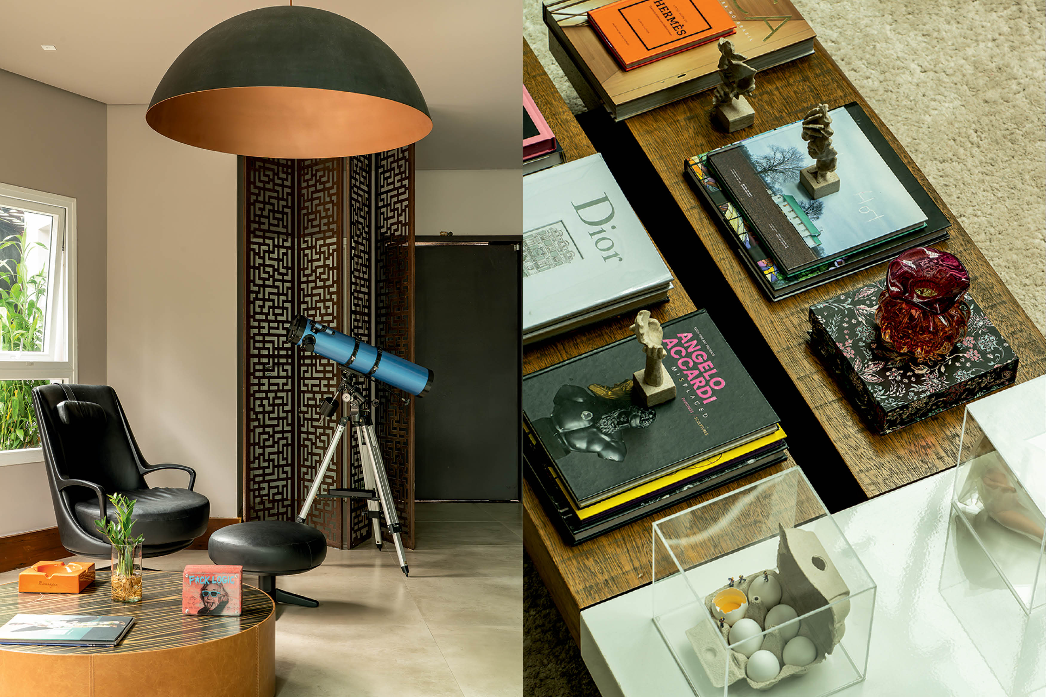 Ambiente interno com sala de estar e mesa de centro. &Agrave; esquerda, poltrona preta, pufe, mesa de centro redonda com objetos decorativos e um telesc&oacute;pio azul. &Agrave; direita, uma mesa de centro de madeira com livros de arte e moda, como Dior e Herm&egrave;s, e objetos decorativos, incluindo uma caixa de ovos com um ovo quebrado