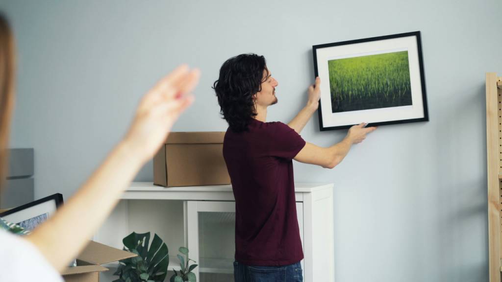 Adeus furadeira! 7 truques fáceis para pendurar quadros sem estragar a parede