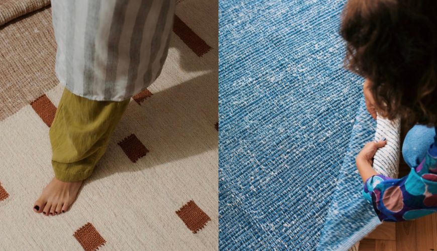 Pessoa descal&ccedil;a com cal&ccedil;a mostarda e camisa listrada pisa em tapete bege com detalhes marrons. &Agrave; direita, outra pessoa enrola um tapete azul texturizado, com as m&atilde;os vis&iacute;veis