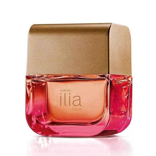 Frasco de perfume Natura Il&iacute;a La&ccedil;os, com tampa dourada fosca e base de vidro transparente que transita do rosa vibrante para o laranja p&ecirc;ssego, contendo o l&iacute;quido do perfume