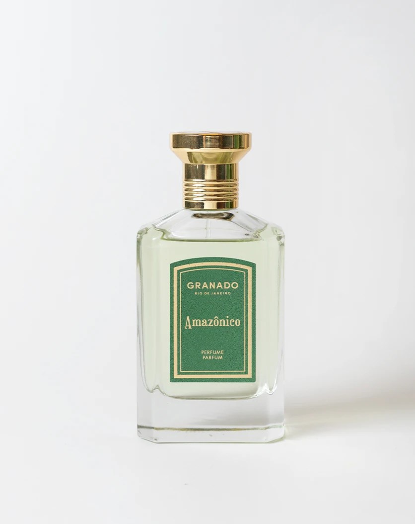 Frasco de perfume Granado Amaz&ocirc;nico com l&iacute;quido verde claro, tampa dourada e r&oacute;tulo verde escuro com borda dourada, sobre fundo branco