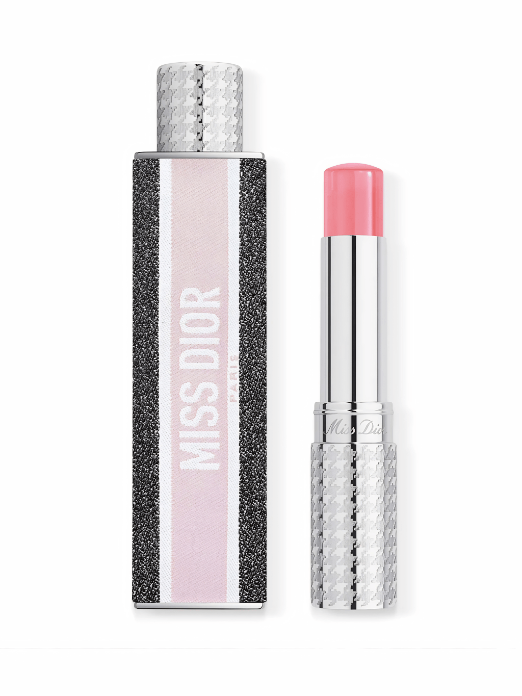 Batom Miss Dior com embalagem retangular preta e rosa, e o batom em si, com corpo prateado e textura houndstooth, e a bala rosa claro exposta