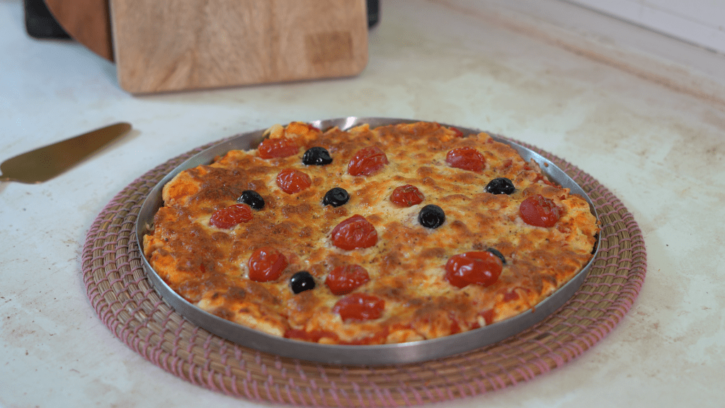 Pizza com 3 ingredientes: receita de massa caseira fica pronta em 10 minutos