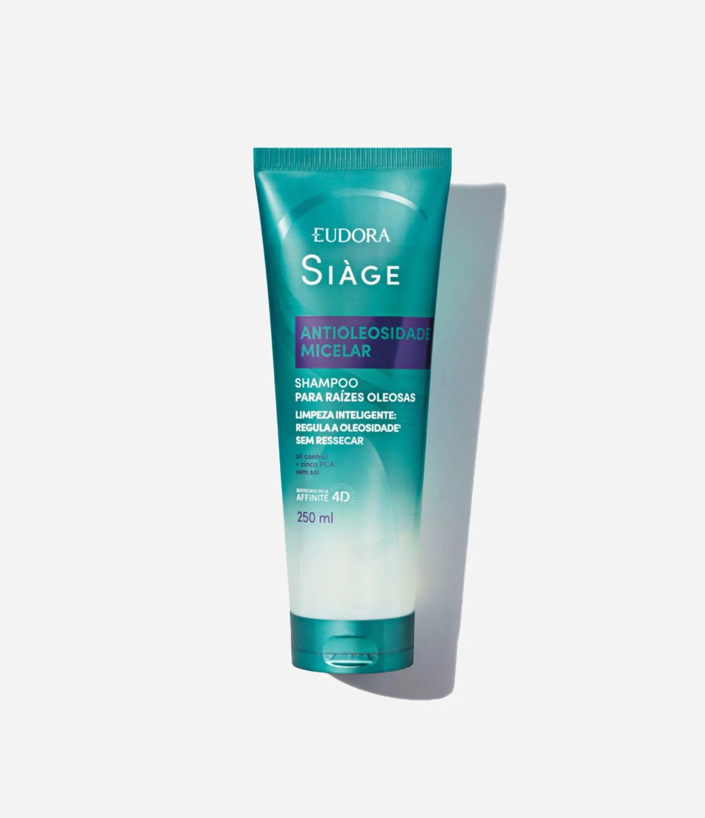 Tubo de shampoo Eudora Si&agrave;ge Antioleosidade Micelar para ra&iacute;zes oleosas, em tons de verde-&aacute;gua e branco, com tampa verde-&aacute;gua escura, sobre fundo branco