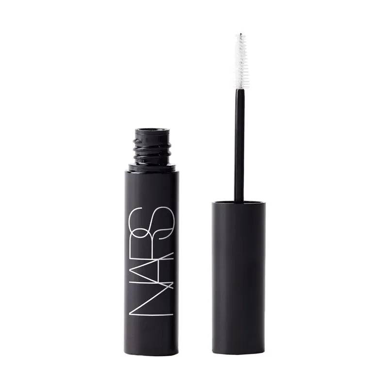 Tubo preto de r&iacute;mel NARS aberto, com o aplicador de cerdas brancas e cabo preto ao lado, sobre fundo branco