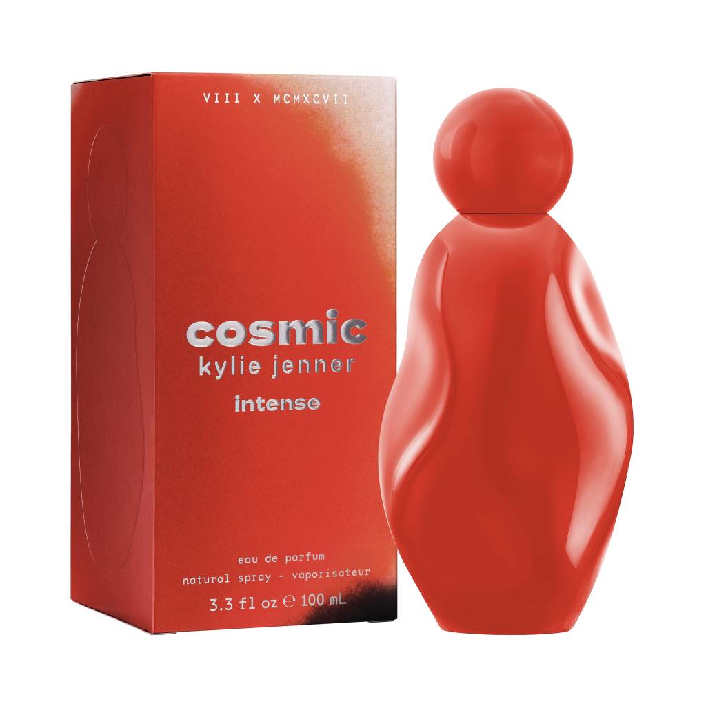 Frasco de perfume vermelho brilhante com formato org&acirc;nico e tampa esf&eacute;rica, ao lado de sua caixa retangular vermelha com o nome cosmic kylie jenner intense em branco