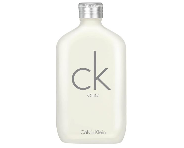Frasco de perfume CK One da Calvin Klein, branco leitoso com tampa prateada, e o logo ck one em cinza no centro