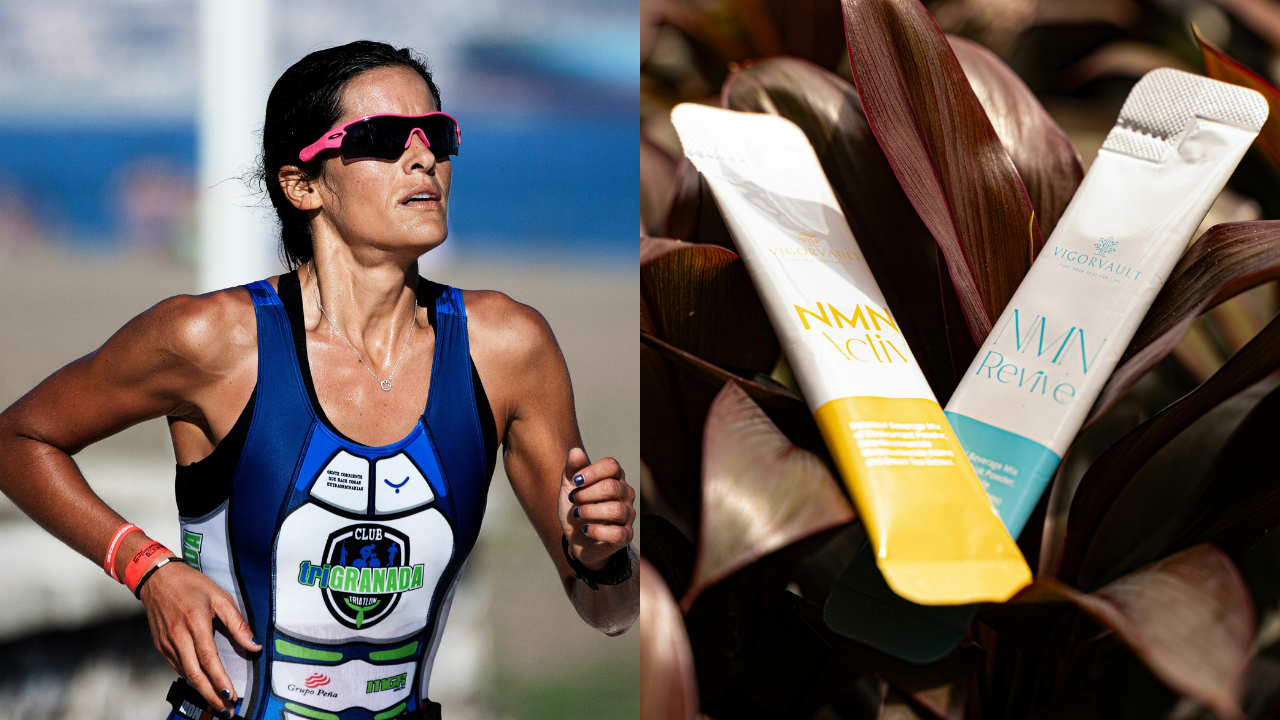 Mulher atleta suada, de óculos de sol rosa e uniforme de triatlo azul, correndo ao ar livre. Ao lado, dois sachês de suplemento Vigorvault NMN Activ e Revive sobre folhas escuras