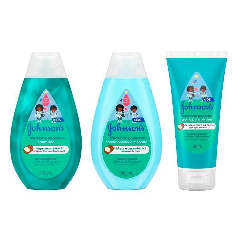 Tr&ecirc;s produtos Johnsons Kids Blackinho Poderoso em embalagens azul-turquesa e azul-claro, com ilustra&ccedil;&otilde;es de crian&ccedil;as astronautas. Da esquerda para a direita: shampoo de 400ml, condicionador e m&aacute;scara de 380ml, e creme para pentear de 200ml. Todos com &oacute;leo de coco e hipoalerg&ecirc;nicos