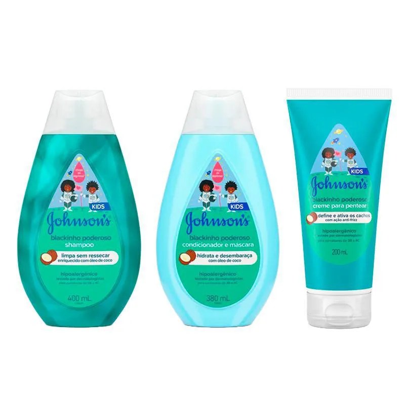 Tr&ecirc;s produtos Johnsons Kids Blackinho Poderoso em embalagens azul-turquesa e azul-claro, com ilustra&ccedil;&otilde;es de crian&ccedil;as astronautas. Da esquerda para a direita: shampoo de 400ml, condicionador e m&aacute;scara de 380ml, e creme para pentear de 200ml. Todos com &oacute;leo de coco e hipoalerg&ecirc;nicos