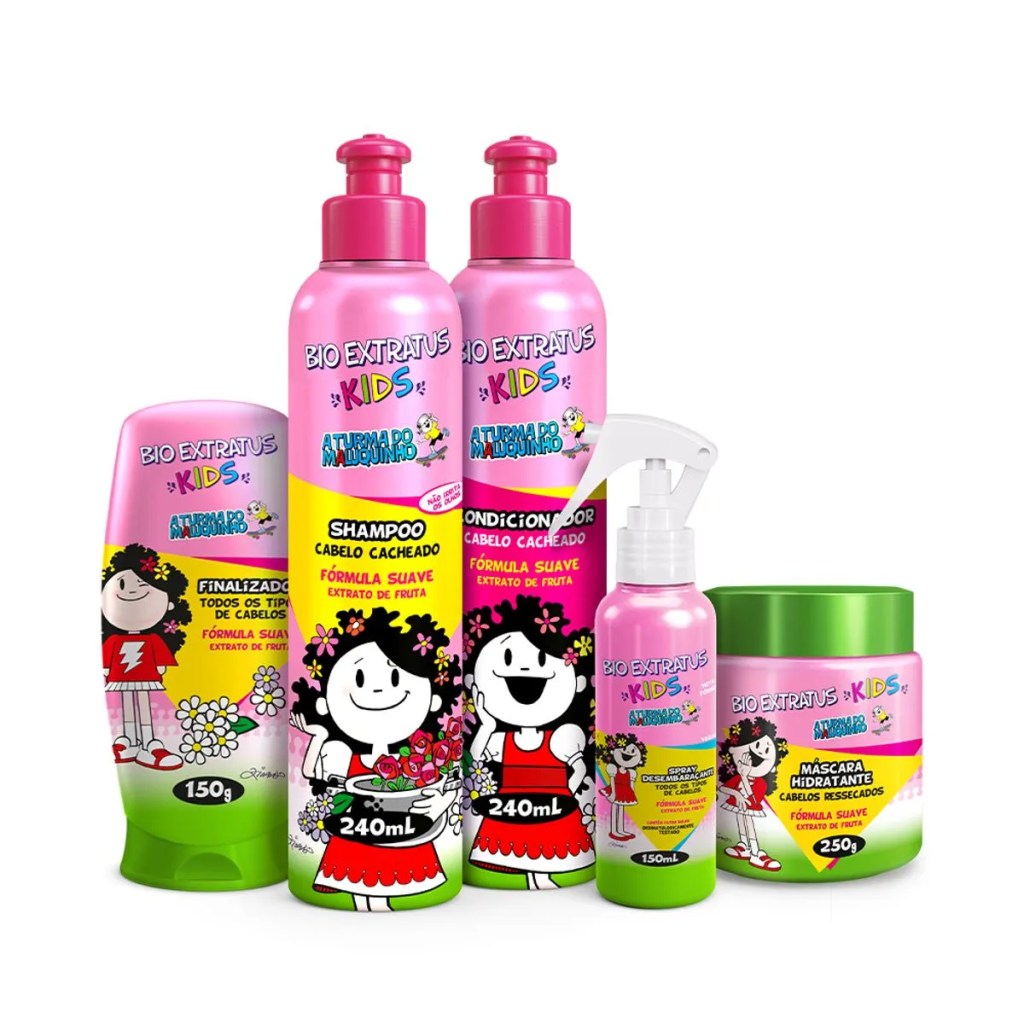 Conjunto de produtos Bio Extratus Kids A Turma do Maluquinho para cabelos, com embalagens rosa e verde, ilustradas com a personagem Maluquinha. Inclui shampoo, condicionador, finalizador, spray desembara&ccedil;ante e m&aacute;scara hidratante