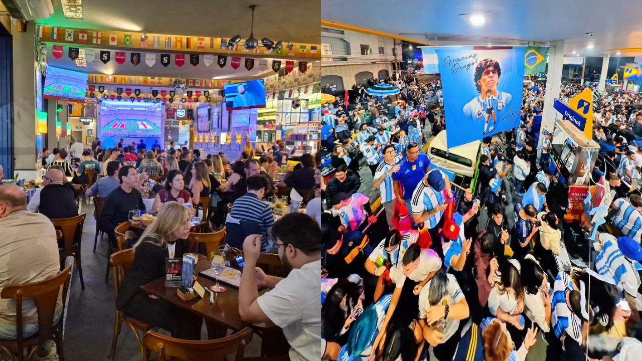 Duas cenas contrastantes: à esquerda, um bar lotado com pessoas sentadas em mesas de madeira, assistindo a um jogo de futebol em telões, com bandeiras de países penduradas no teto. À direita, uma multidão animada, vestindo camisas da Argentina, celebrando em uma rua, com uma grande bandeira de Diego Maradona e a bandeira do Brasil ao fundo