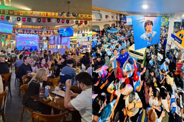 Duas cenas contrastantes: à esquerda, um bar lotado com pessoas sentadas em mesas de madeira, assistindo a um jogo de futebol em telões, com bandeiras de países penduradas no teto. À direita, uma multidão animada, vestindo camisas da Argentina, celebrando em uma rua, com uma grande bandeira de Diego Maradona e a bandeira do Brasil ao fundo