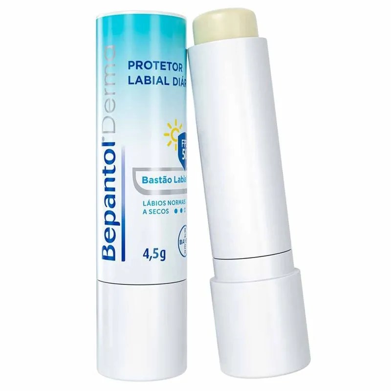Dois protetores labiais Bepantol Derma em bast&atilde;o, um com a tampa azul clara e o outro aberto, mostrando o produto amarelado. O produto &eacute; para l&aacute;bios normais a secos, com FPS 50 e 4,5g