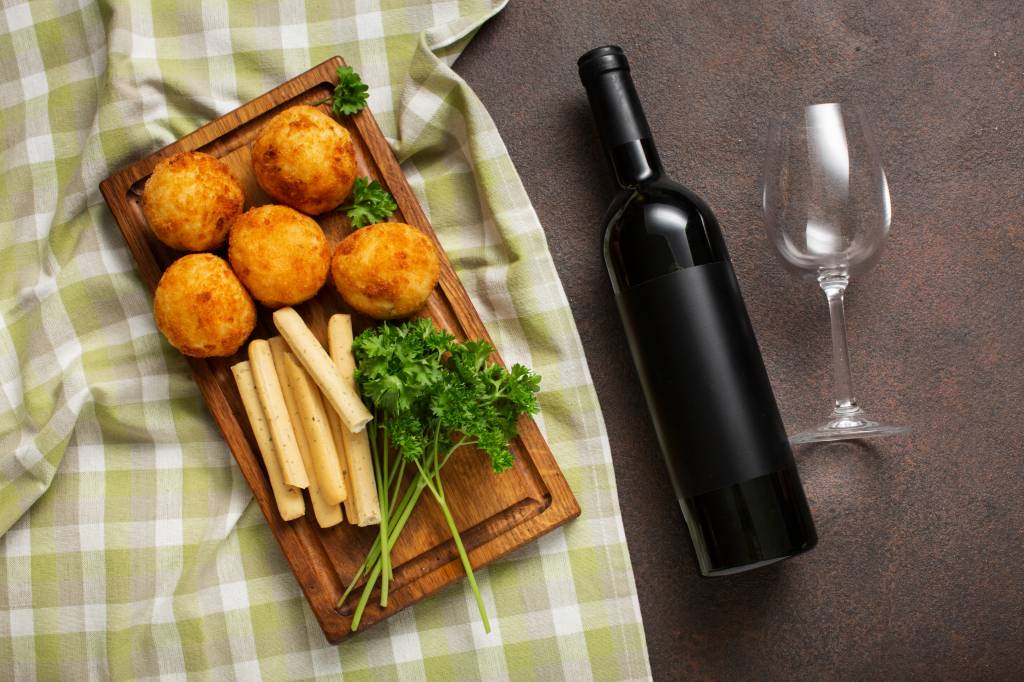 Coxinha, bolinha de queijo e mais: como harmonizar salgadinhos com vinho sem complicação