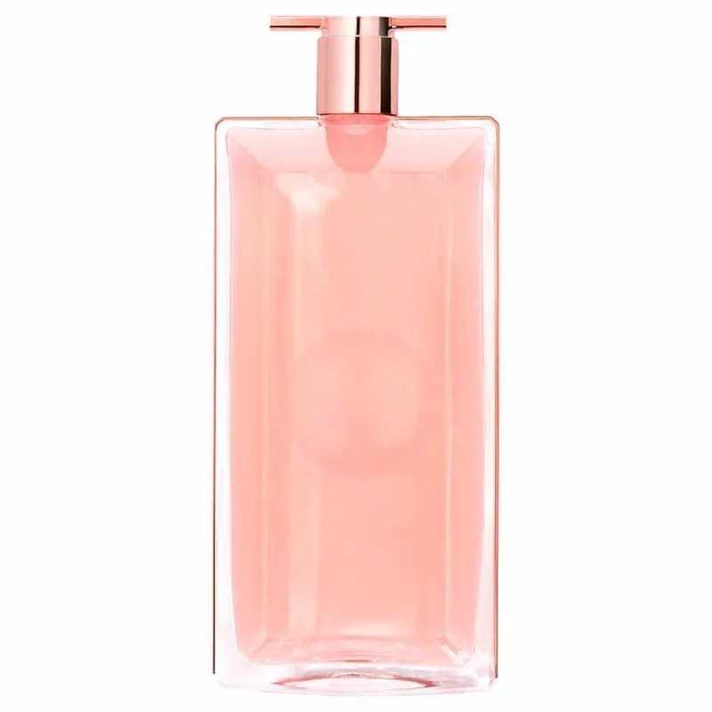 Frasco retangular de perfume com l&iacute;quido rosa claro e tampa met&aacute;lica cor de cobre, em fundo branco