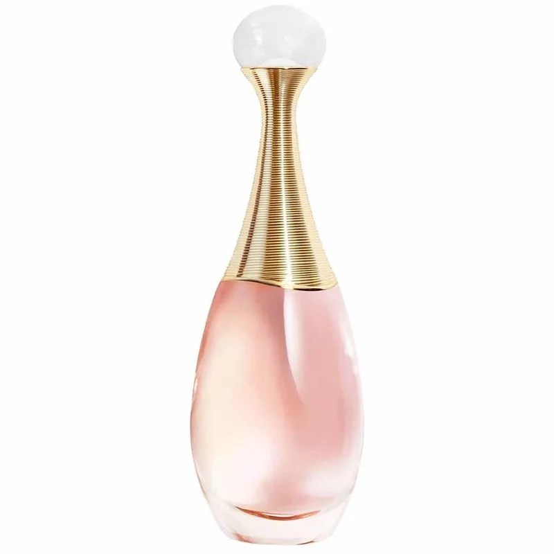 Frasco de perfume Jadore da Dior, com corpo de vidro transparente em formato de gota contendo l&iacute;quido rosa claro. O gargalo &eacute; dourado e texturizado, e a tampa &eacute; uma esfera branca leitosa