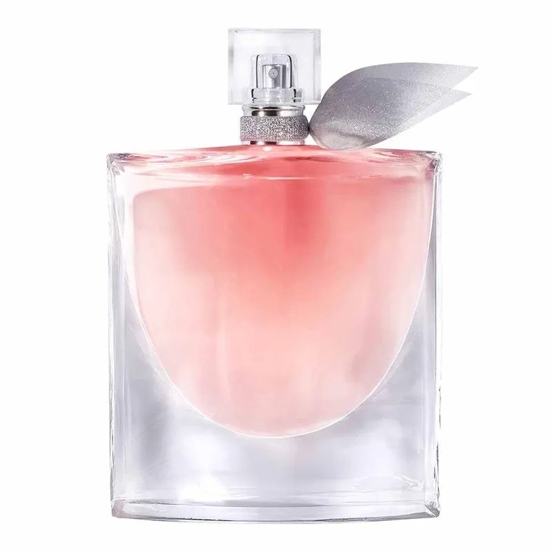 Frasco de perfume retangular transparente com l&iacute;quido rosa degrad&ecirc;, borrifador prateado e tampa acr&iacute;lica, decorado com la&ccedil;o cinza brilhante no gargalo