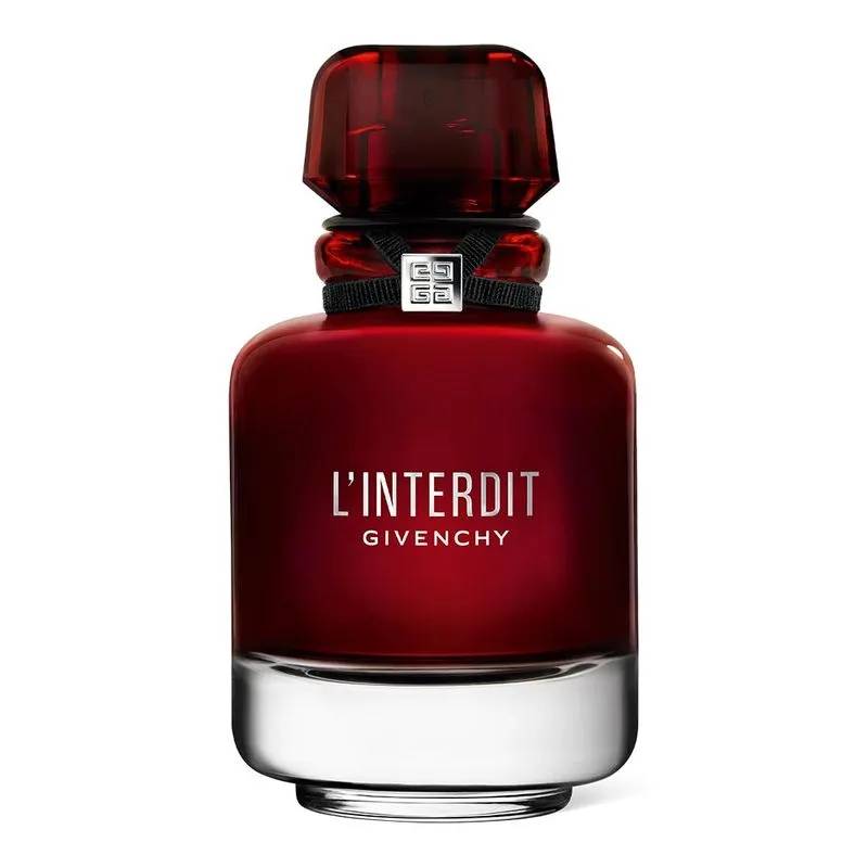 Frasco de perfume LInterdit Givenchy em vidro vermelho escuro, com base transparente e tampa facetada vermelha. Um la&ccedil;o preto com um pingente prateado da marca envolve o gargalo