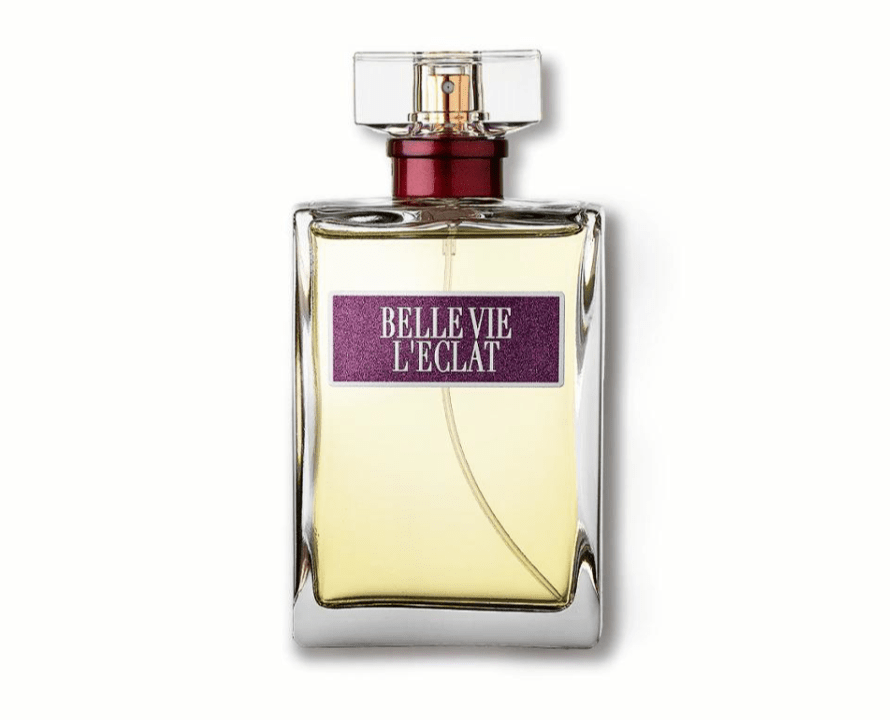Frasco retangular de perfume Belle Vie LEclat com l&iacute;quido amarelo claro, tampa transparente e borrifador dourado. O r&oacute;tulo roxo brilhante tem borda prateada e o nome do perfume em letras brancas