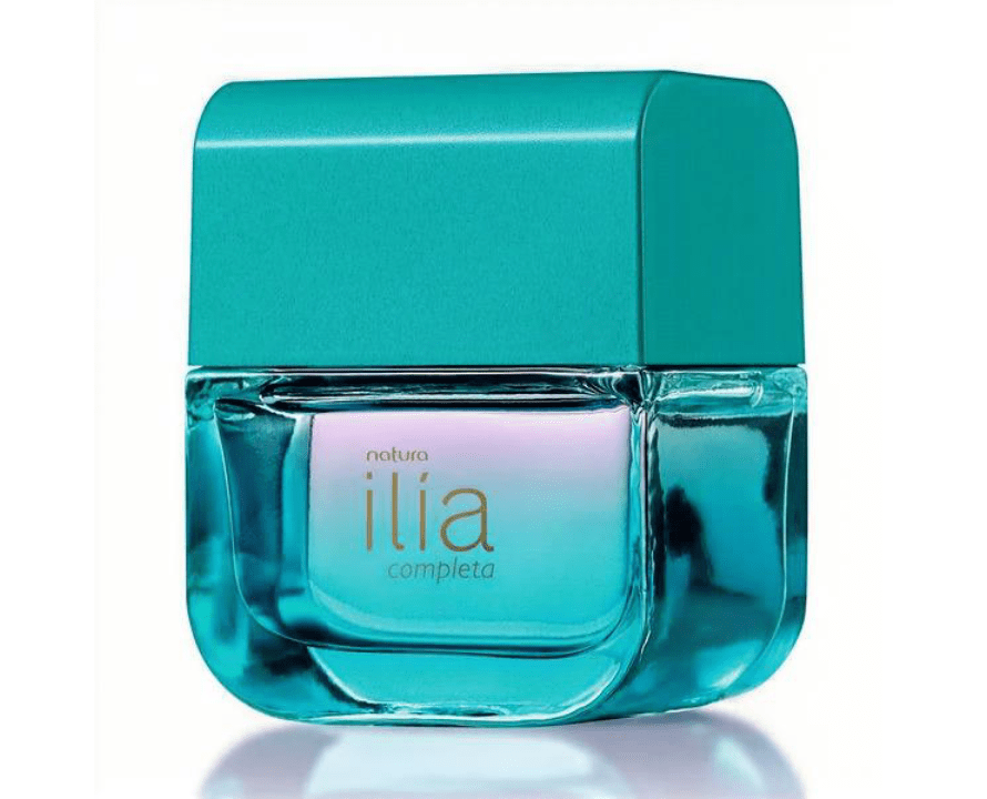Frasco de perfume Natura Il&iacute;a Completa, com tampa turquesa e corpo de vidro transparente azulado. O r&oacute;tulo central tem fundo degrad&ecirc; rosa e branco, com o nome natura il&iacute;a completa em dourado