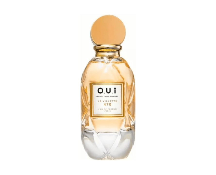 Frasco de perfume O.U.i La Villette 470, com l&iacute;quido &acirc;mbar, tampa dourada e base de vidro transparente com detalhes facetados, sobre fundo branco