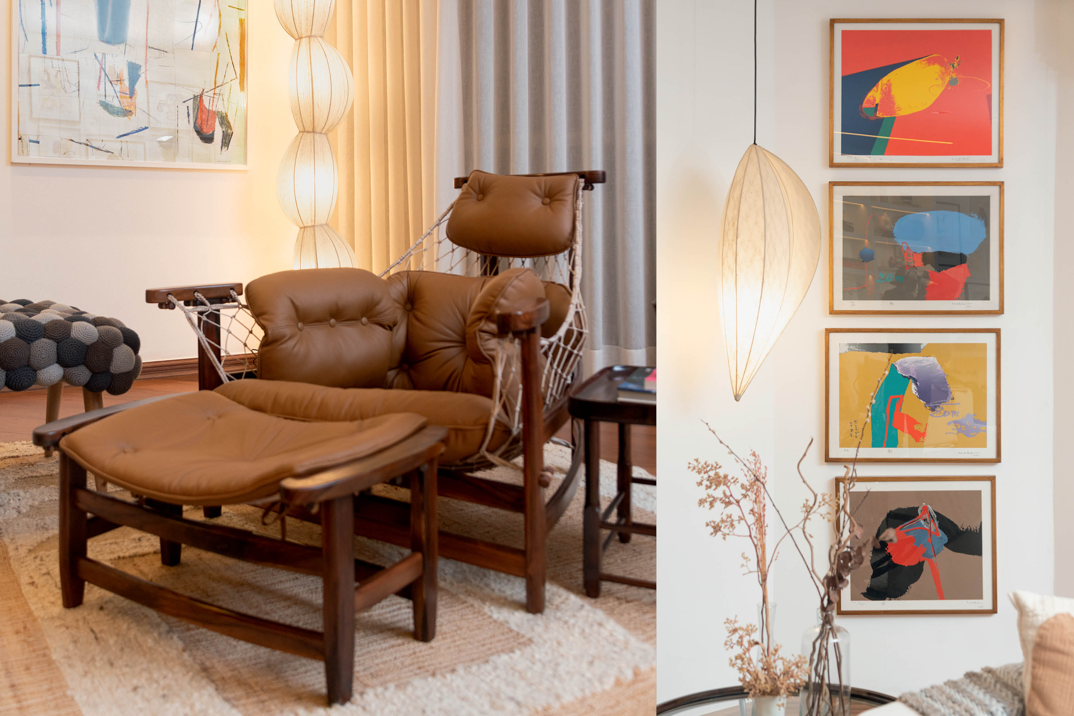 Ambiente interno com poltrona de couro marrom e pufe combinando, sobre tapete claro. &Agrave; esquerda, um quadro abstrato e lumin&aacute;ria de ch&atilde;o. &Agrave; direita, tr&ecirc;s quadros coloridos na parede e um pendente de teto, com vaso de galhos secos sobre mesa redonda