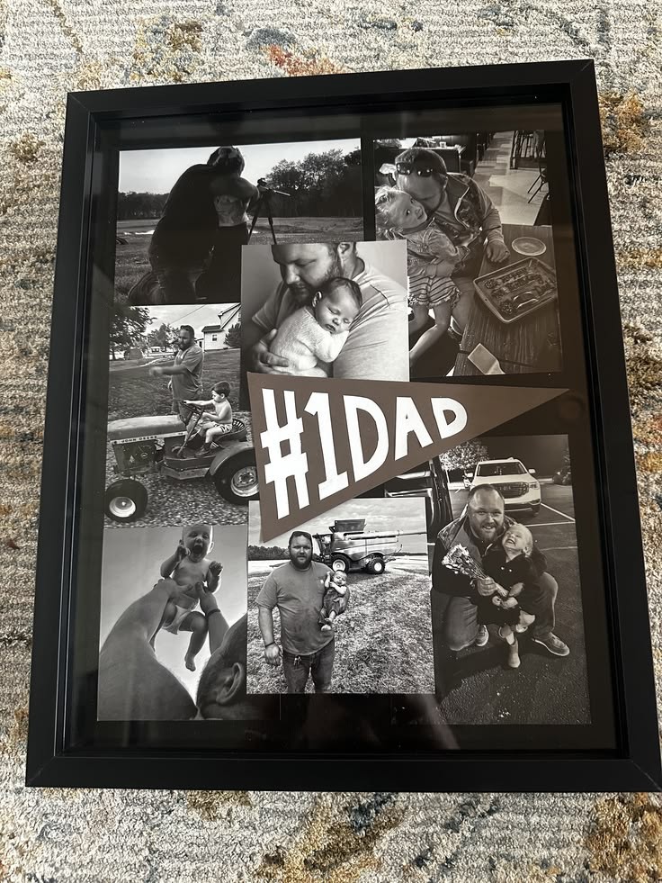Quadro de fotos em preto e branco com colagem de um pai e seus filhos em diversas situa&ccedil;&otilde;es, incluindo um beb&ecirc; dormindo no colo, um pai beijando a cabe&ccedil;a de uma crian&ccedil;a, um menino em um trator, e um pai segurando um beb&ecirc; em um campo. Um banner com a frase #1 DAD (Pai n&uacute;mero 1) est&aacute; no centro