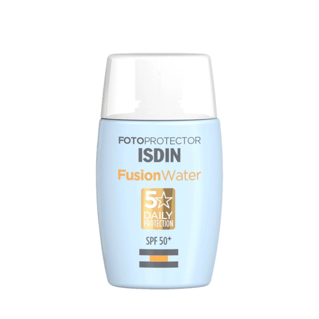 Frasco azul claro de protetor solar ISDIN FusionWater com tampa branca, indicando FOTOPROTECTOR, 5 estrelas de prote&ccedil;&atilde;o di&aacute;ria e SPF 50+