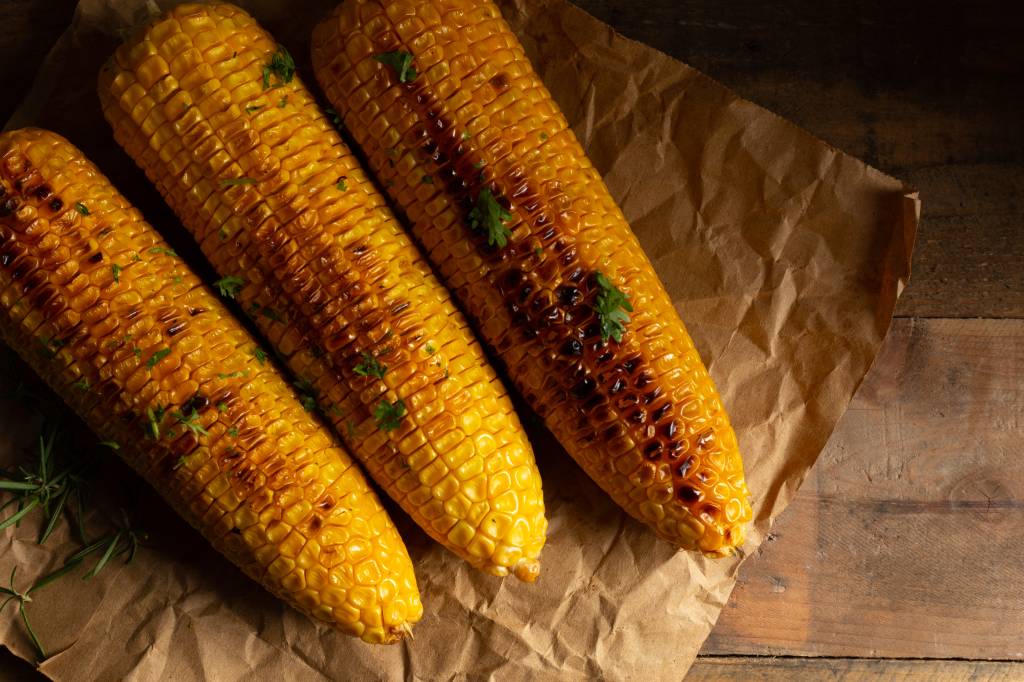 Milho na airfryer em 12 minutos: aprenda receita com manteiga de alho e ervas